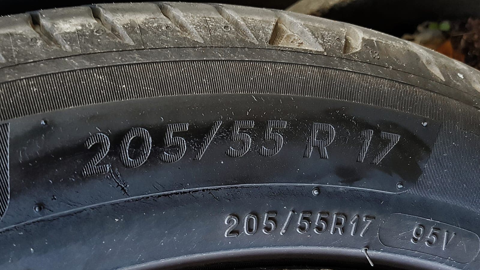 Lastik yanağında yazan 205/55 R17 95V ebat işareti